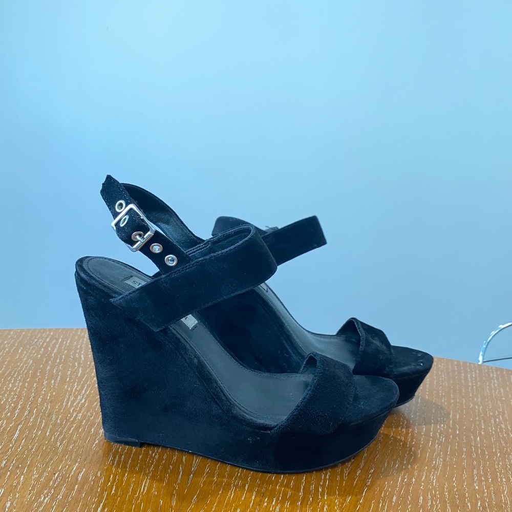 Edgy, velvet platform wedges with buckle